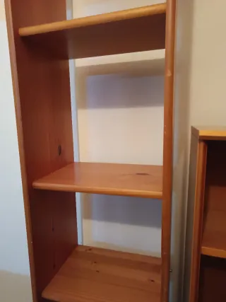 Estantería de madera marrón