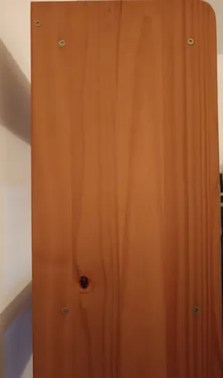 Estantería de madera marrón