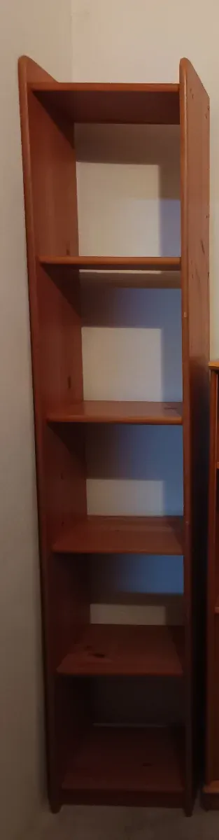 Estantería de madera marrón