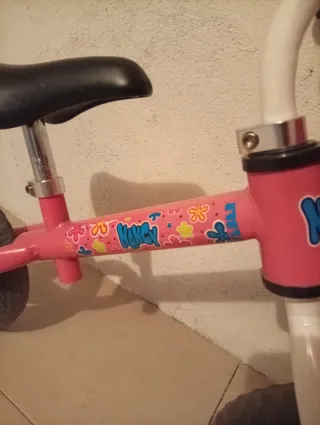 Bicicleta infantil rosa con cesta