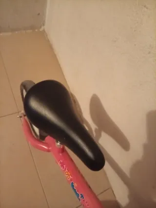 Bicicleta infantil rosa con cesta