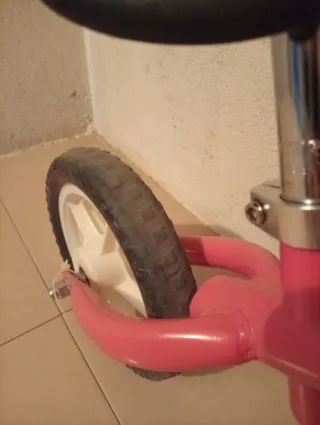 Bicicleta infantil rosa con cesta