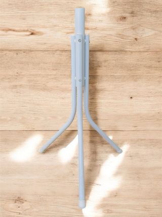 Perchero de pie metálico blanco