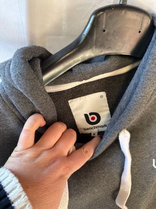 Felpa Benchmark Grigia con Cappuccio