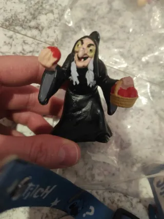 Figura Bruja Disney con Cesta Manzanas
