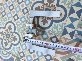 Juego de Manillas, picaportes y soportes.