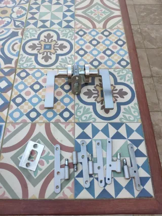 Juego de Manillas, picaportes y soportes.