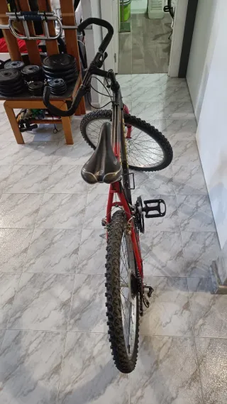 Bicicleta Montana Negra y Roja