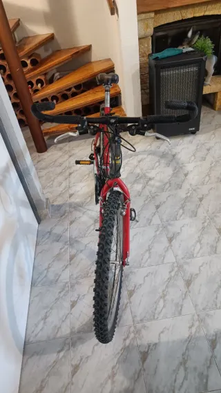 Bicicleta Montana Negra y Roja