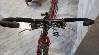 Bicicleta Montana Negra y Roja