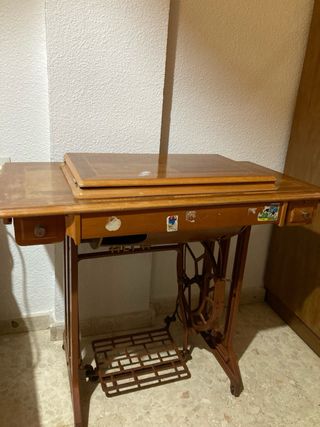 Máquina de coser Alfa con mueble