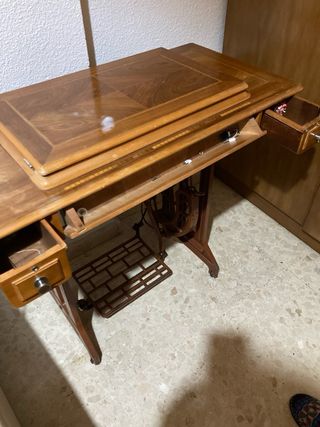 Máquina de coser Alfa con mueble