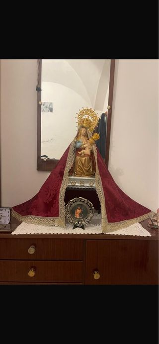 Manto rojo bordado para figura religiosa