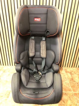 Silla de coche Piku negra con isofix.