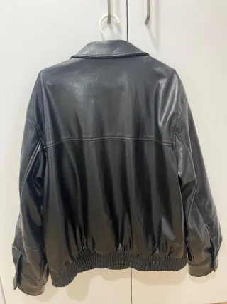 Cazadora efecto piel Zara negra