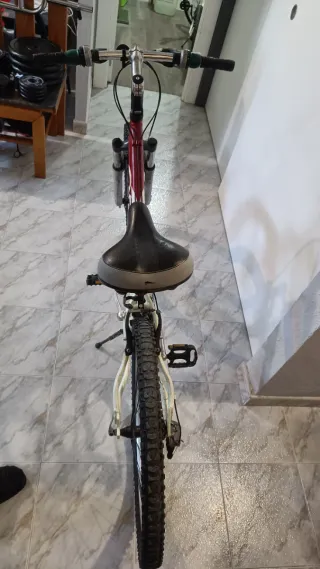 Bicicleta Orbea Roja y Blanca