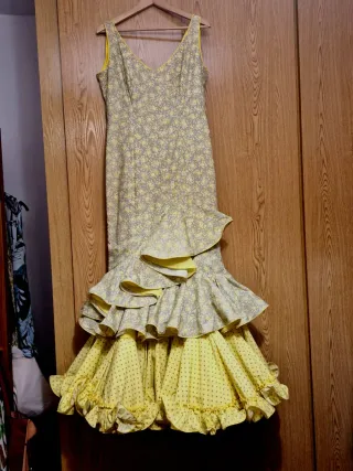 Vestido Flamenca con Flores y pendientes, Amarillo