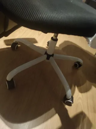 Silla de oficina ergonómica negra y blanca