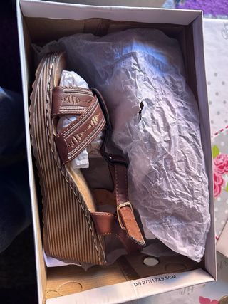 Sandalias cuña Tino González marrones nuevas