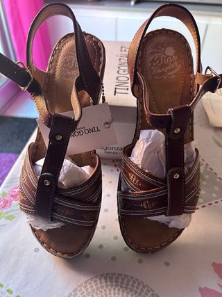 Sandalias cuña Tino González marrones nuevas