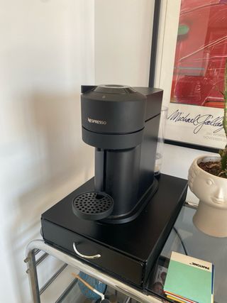 Cafetera Nespresso De'Longhi Vertuo + organizador