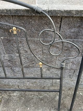 Cabecero de forja con detalles dorados