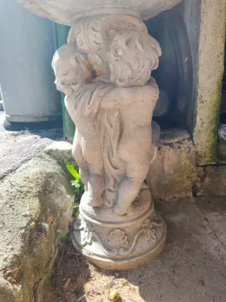 Jardinera de piedra con ángeles son 2