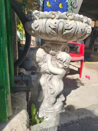 Jardinera de piedra con ángeles son 2