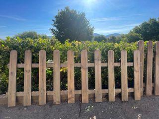 Valla de madera rústica para jardín