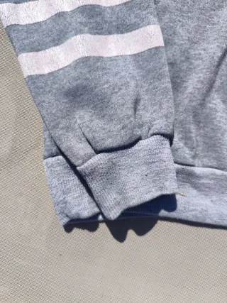 Sudadera gris con estampado de huellas