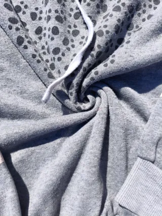 Sudadera gris con estampado de huellas