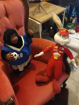 Peluche scimmia e coniglio corridore