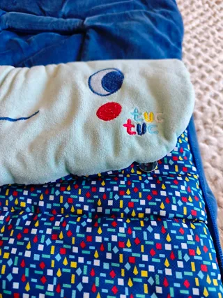 Saco de bebé azul con diseño de oruga