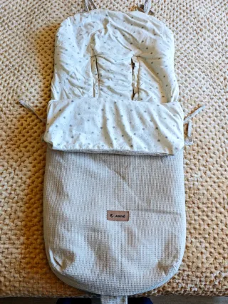 Saco de bebé azul con diseño de oruga