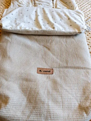 Saco de bebé azul con diseño de oruga