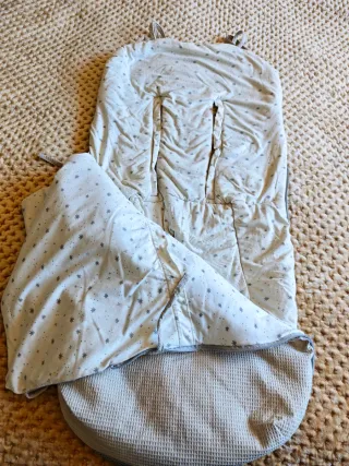 Saco de bebé azul con diseño de oruga