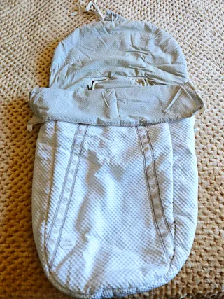 Saco de bebé azul con diseño de oruga