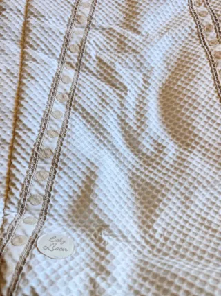 Saco de bebé azul con diseño de oruga