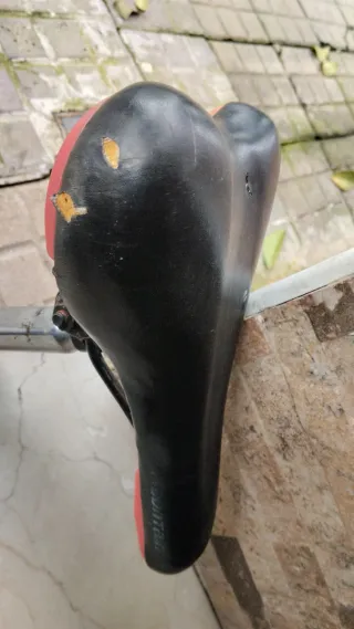 Sillín de bicicleta negro y rojo