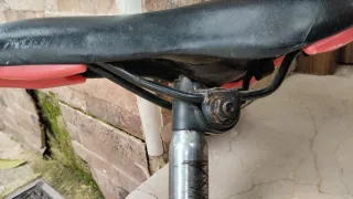 Sillín de bicicleta negro y rojo