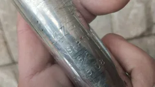 Sillín de bicicleta negro y rojo