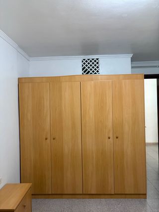 Armario de madera marrón