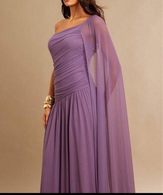 Vestido largo morado con capa
