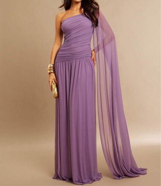 Vestido largo morado con capa