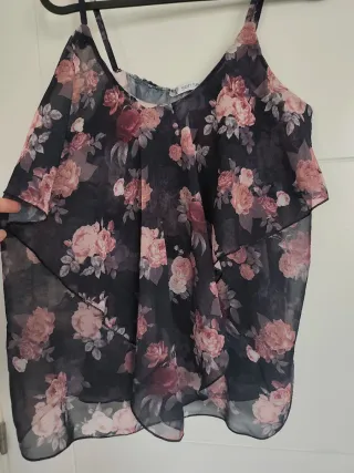 Camiseta tirantes floral negra y rosa