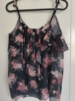 Camiseta tirantes floral negra y rosa