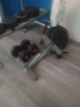 Banco de pesas con accesorios y pierna