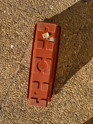 Maceta naranja de plástico