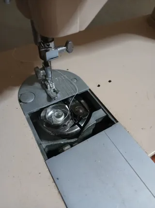 Máquina de coser Singer beige