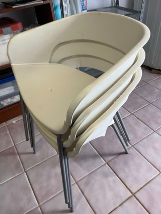 Precio por silla , disponibles alrededor de 30